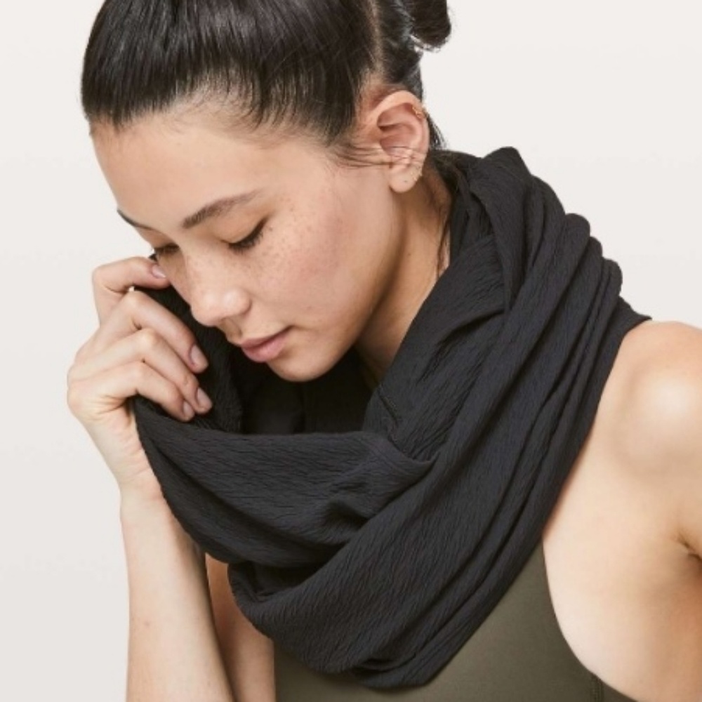 Sale!!Lululemon Vinyasa Scarf *Crinkle
Black - Picture 2 of 4